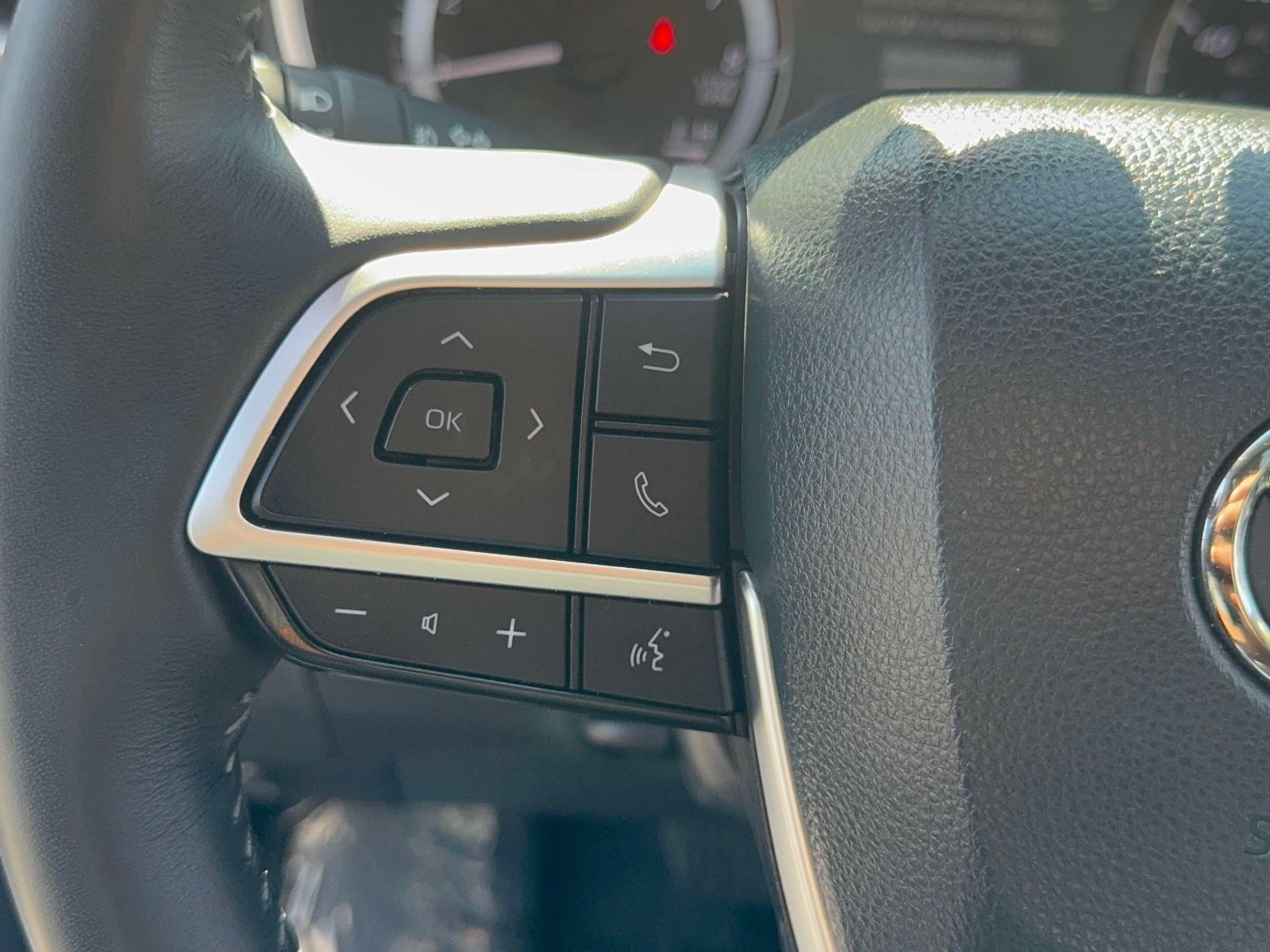 Used 2024 Toyota Highlander XLE AWD/4WD image 16