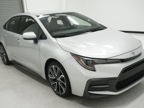 Used 2021 Toyota Corolla SE FWD image 3