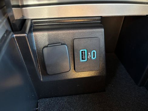 Used 2023 Ford Explorer Limited w/ Limited Technology Package image 25