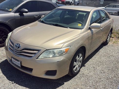 Used 2011 Toyota Camry LE FWD image 3