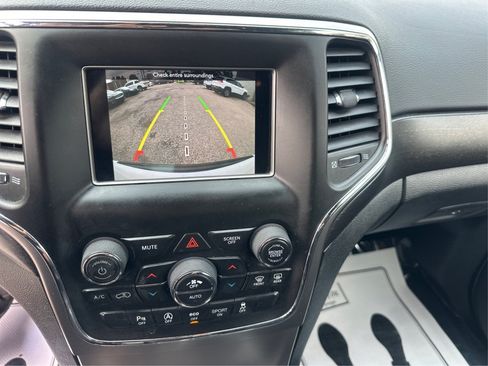 Used 2018 Jeep Grand Cherokee Laredo AWD/4WD image 32