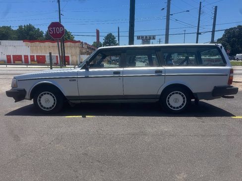 Used 1992 Volvo 240 Wagon RWD image 3