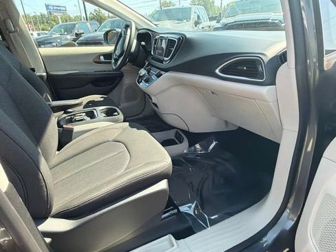 Used 2018 Chrysler Pacifica Touring Plus w/ Tire & Wheel Group FWD image 9