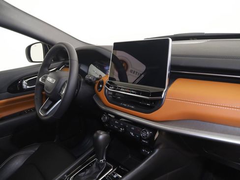 Used 2025 Jeep Compass Limited image 40