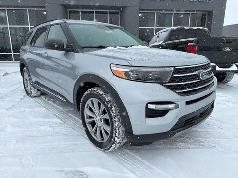 Used 2022 Ford Explorer XLT w/ Equipment Group 202A image 2