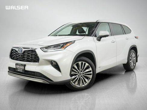 Used 2024 Toyota Highlander Platinum AWD/4WD image 1