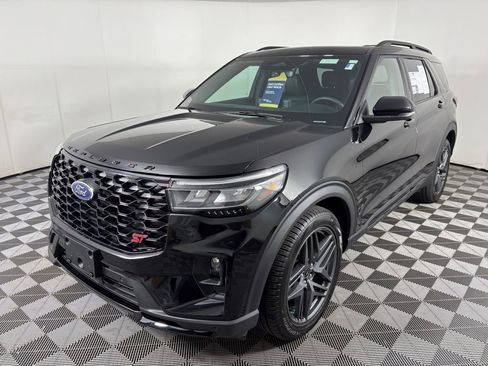 Certified 2025 Ford Explorer ST image 3