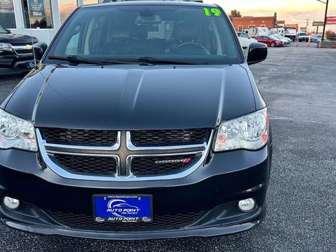Used 2019 Dodge Grand Caravan SXT image 2
