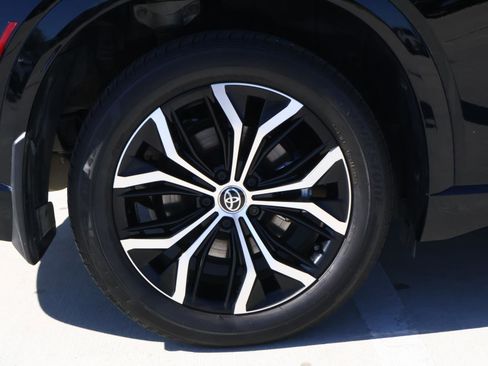 Used 2025 Toyota Crown Signia AWD/4WD image 10