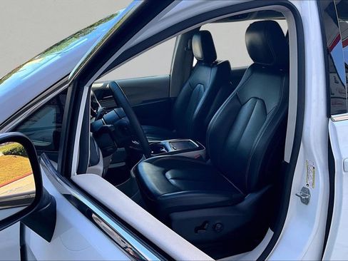 Used 2023 Chrysler Pacifica Touring-L FWD image 21
