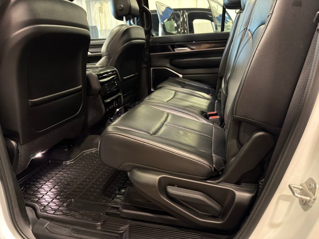 Used 2024 Jeep Wagoneer 4WD w/ Premium Group I image 18