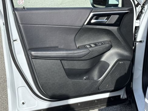 Used 2025 Mitsubishi Outlander SE image 10