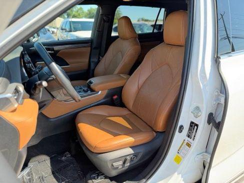 Used 2023 Toyota Highlander Platinum AWD/4WD image 16