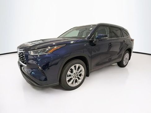 Certified 2026 Toyota Highlander Limited AWD/4WD image 3