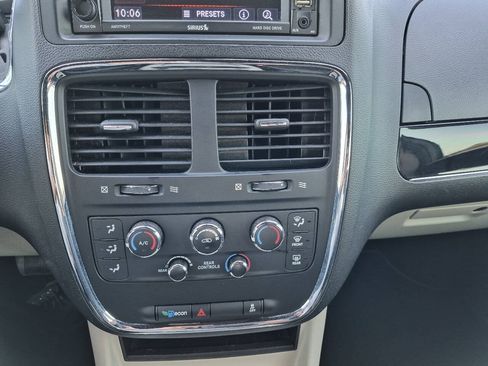 Used 2019 Dodge Grand Caravan SXT FWD image 23