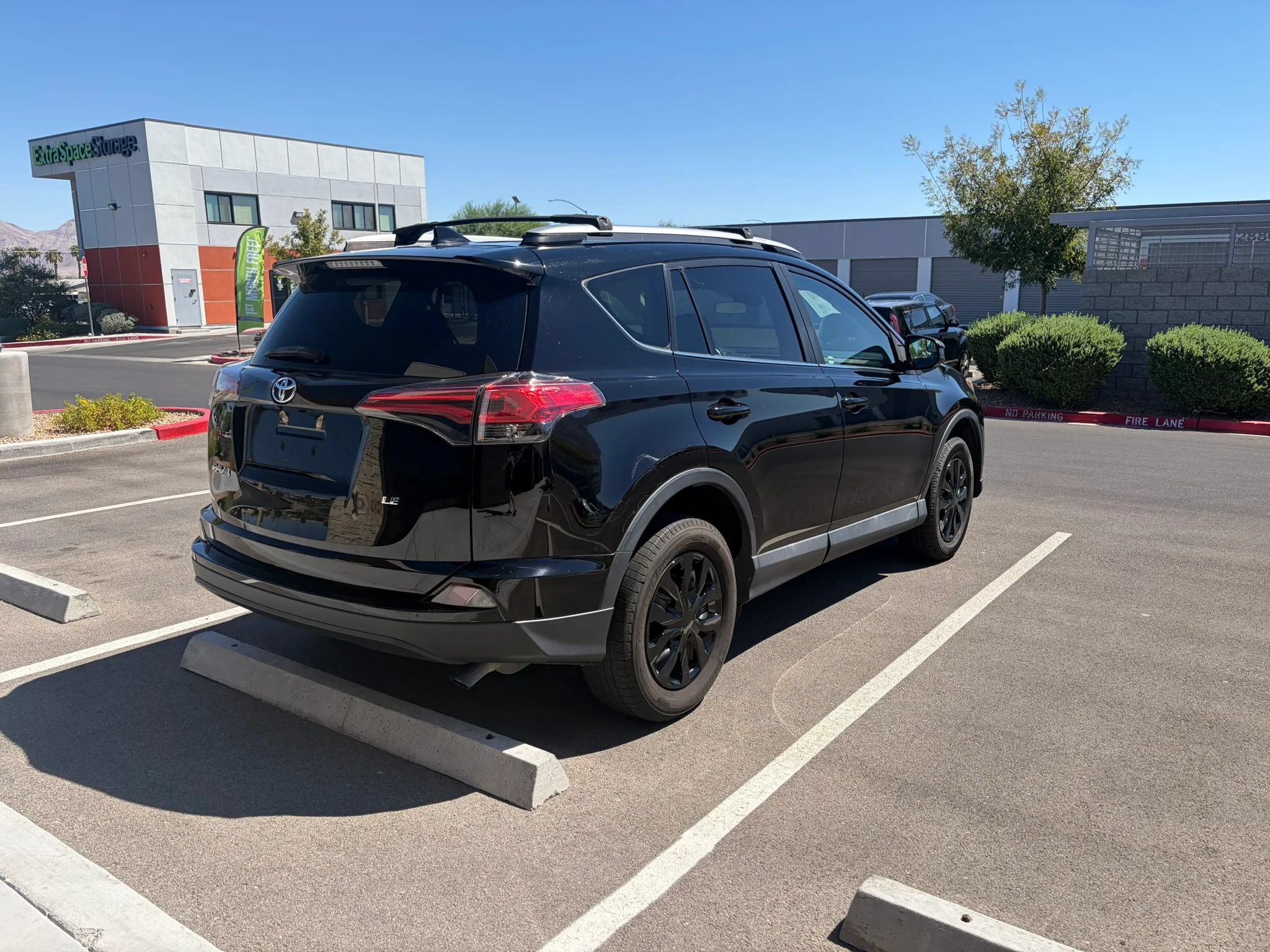 Used 2018 Toyota RAV4 LE w/ Carpet Mat Package FWD image 4