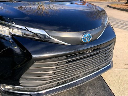 Used 2023 Toyota Sienna XLE image 32