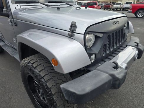 Used 2018 Jeep Wrangler Unlimited Sahara AWD/4WD image 27