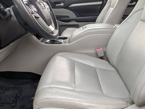 Used 2018 Toyota Highlander XLE AWD/4WD image 16