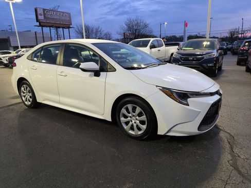 Used 2021 Toyota Corolla LE w/ Carpet Mat Package (TMS) image 7