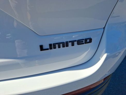 New 2025 Jeep Grand Cherokee Limited w/ Black Appearance Package image 32