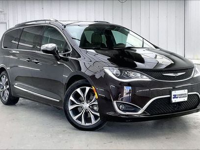 Used 2017 Chrysler Pacifica Limited w/ Advanced Safetytec Group