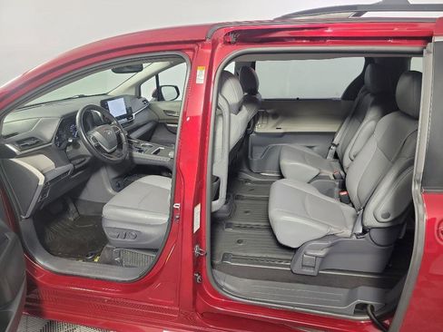 Used 2021 Toyota Sienna XLE image 16