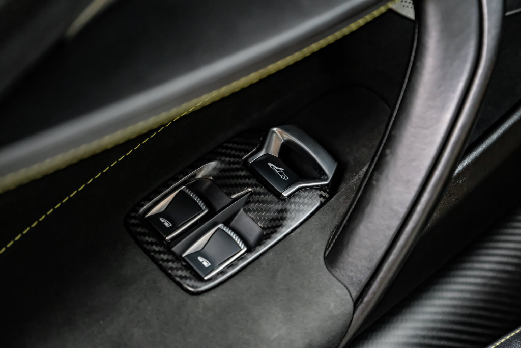Used 2018 McLaren 720S Performance RWD image 34
