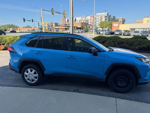 Used 2020 Toyota RAV4 LE FWD image 4