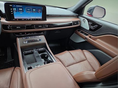 Certified 2025 Lincoln Aviator Reserve w/ Equipment Group 201A image 13
