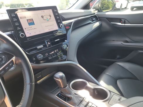 Used 2021 Toyota Camry XLE image 20