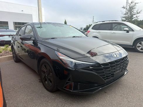 Used 2022 Hyundai Elantra SEL w/ Convenience Package FWD image 3