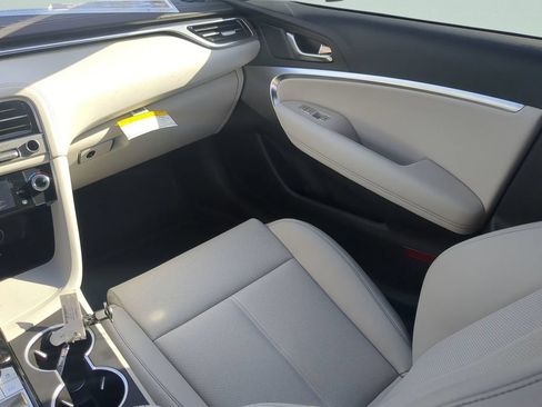 Used 2025 Genesis G70 2.5T RWD image 15