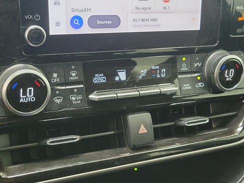 Certified 2024 Toyota Highlander XLE FWD image 29
