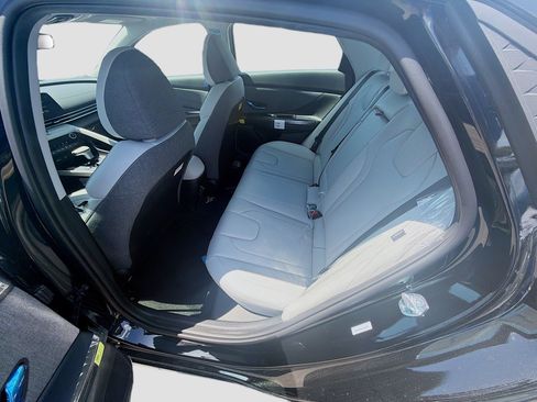 New 2026 Hyundai Elantra Limited FWD image 17