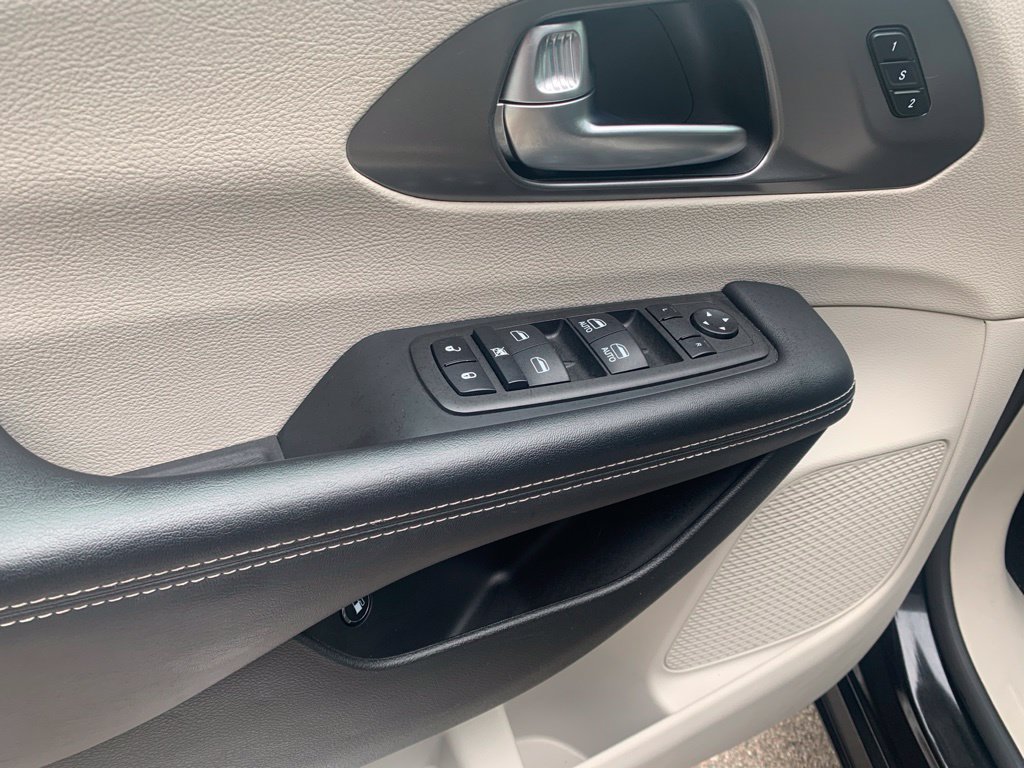 Used 2023 Chrysler Pacifica Touring-L FWD image 11