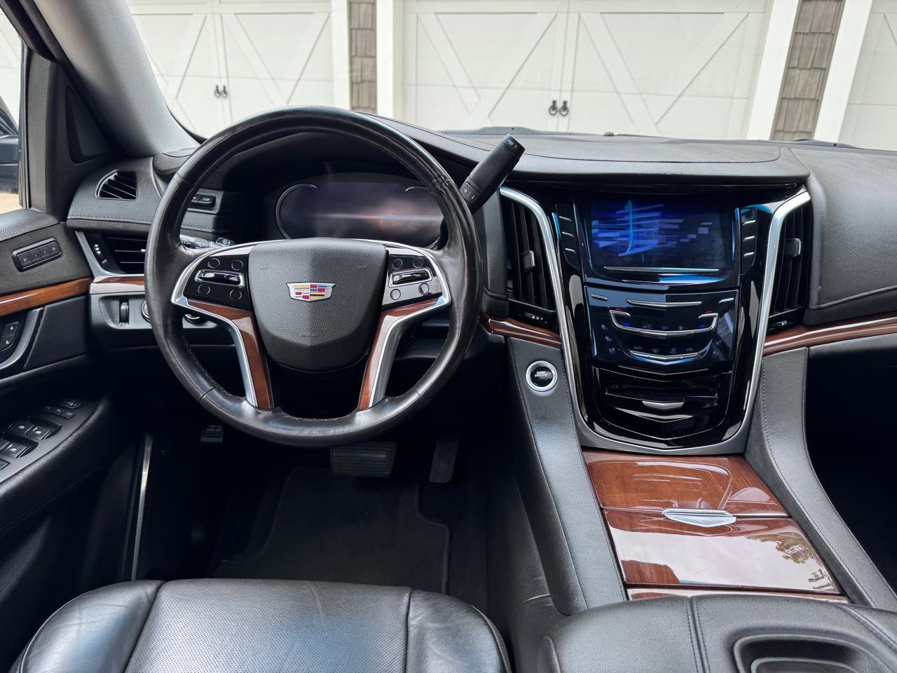 Used 2019 Cadillac Escalade ESV Luxury w/ Escalade Sport Edition AWD/4WD image 16