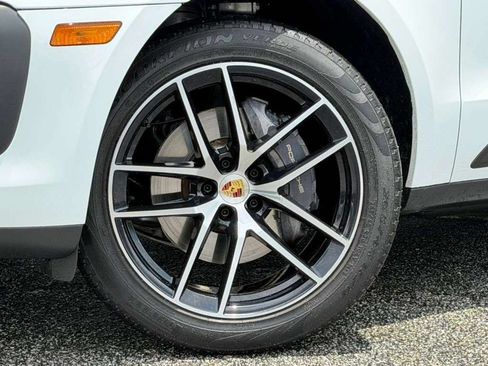 Certified 2024 Porsche Macan AWD/4WD image 6