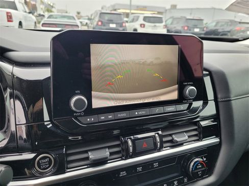 Used 2024 Nissan Pathfinder SV image 18