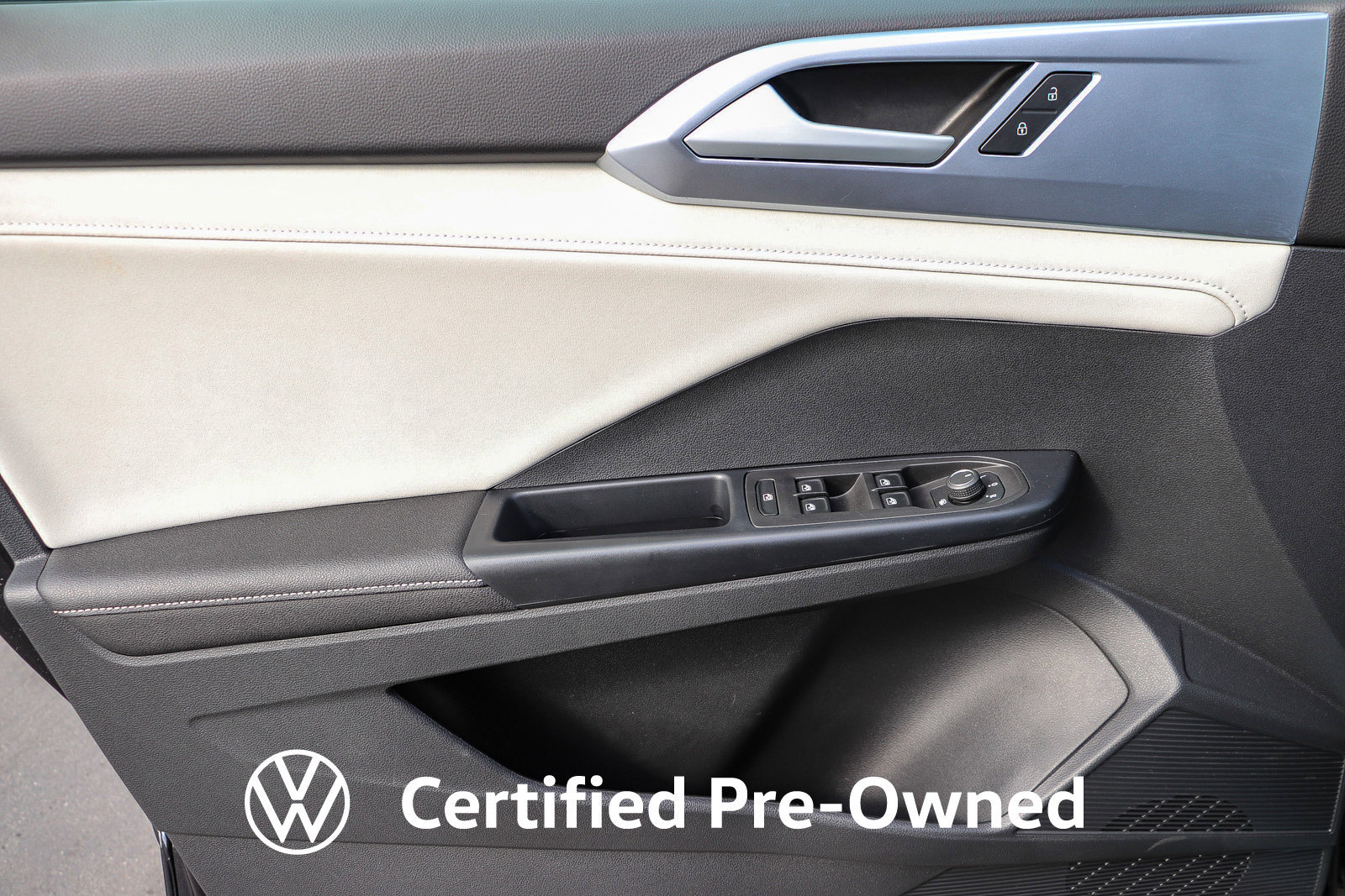 Used 2025 Volkswagen Taos SE FWD image 23