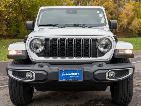 Used 2024 Jeep Gladiator Sport w/ Premium Package image 3