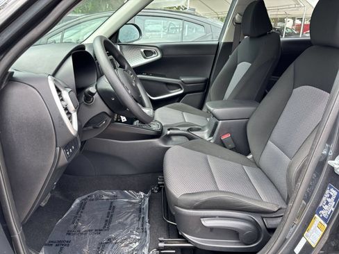 Used 2025 Kia Soul LX w/ LX Technology Package FWD image 24