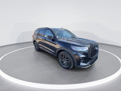 Used 2025 Ford Explorer ST-Line w/ ST-Line Street Pack image 2