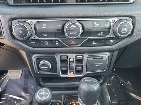 Used 2025 Jeep Gladiator Sport image 18