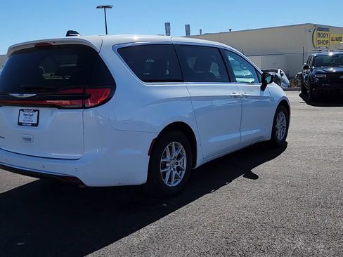 Used 2024 Chrysler Pacifica Touring-L FWD image 3