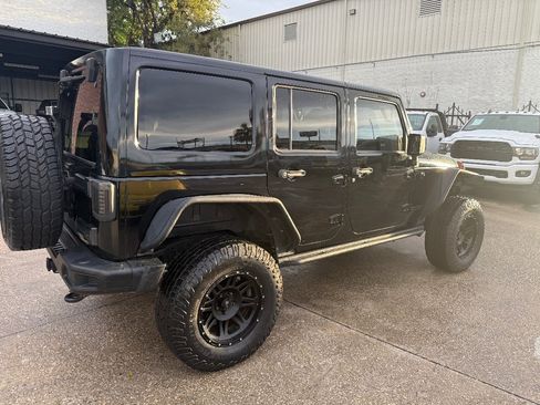 Used 2014 Jeep Wrangler Unlimited Rubicon image 4
