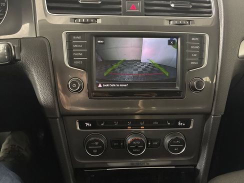 Used 2016 Volkswagen e-Golf SE w/ DC Fast Charging Package image 31