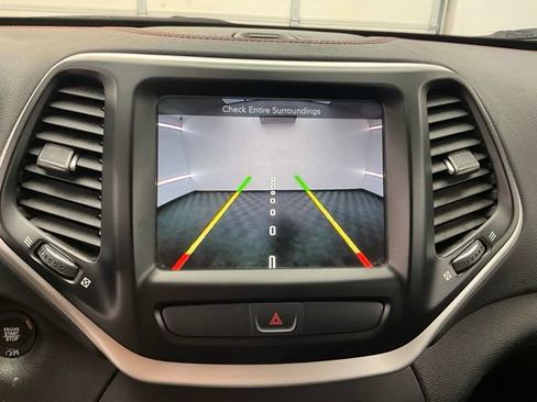 Used 2017 Jeep Cherokee Trailhawk AWD/4WD image 4