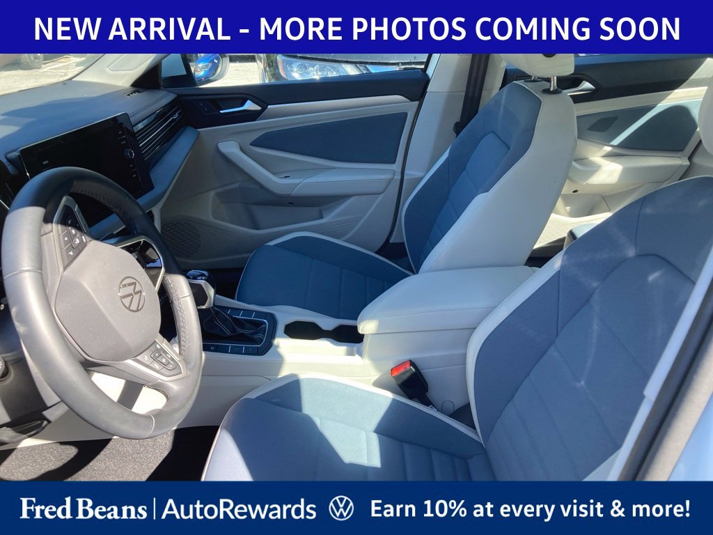 Used 2025 Volkswagen Jetta SE w/ Sunroof Package FWD image 9