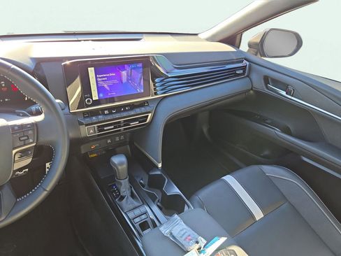Used 2025 Toyota Camry SE image 13